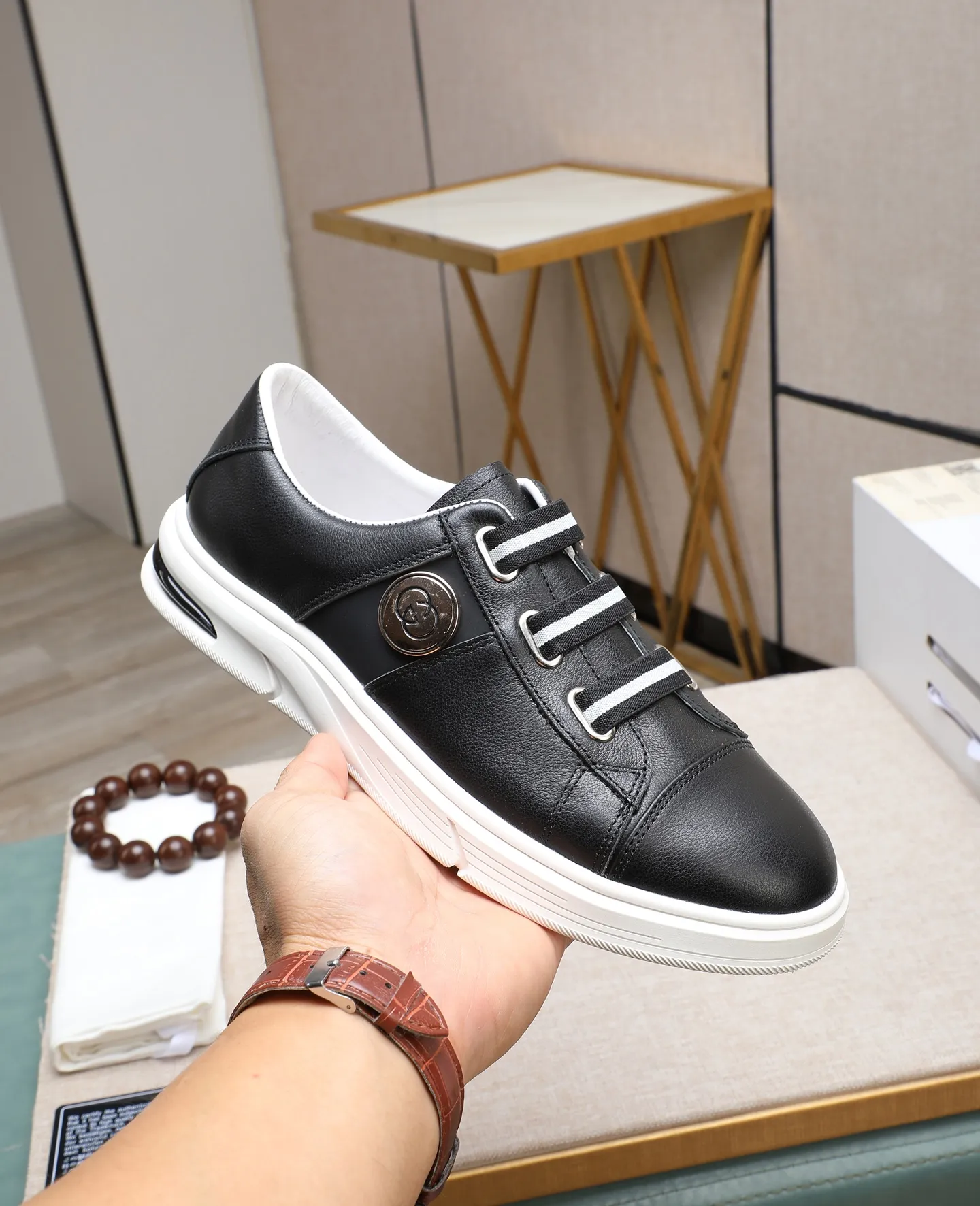 Men's shoes 💰460 GUCCI🔍🔍The latest models are on sale at the same time at the counter. Original calfskin imported from Italy, genuine leather lining, (high-end, extravagant, and classy) with exquisite workmanship. Soles: Original soles specially provided by the original factory. ⚠Exclusive double-layer movable molded soles are super comfortable⚠. Photos of the real thing🎬The real thing is even better🔍🔍"High quality·Follow the order" Code number 38-44